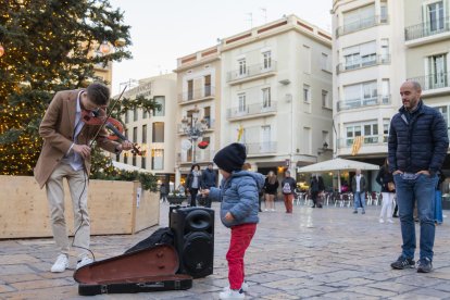 El violinista Danylo Vasylencho, tocant a la plaça del Mercadal.