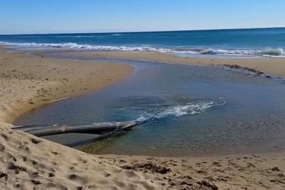 Canonada instal·lada pels Agents Rurals per abocar aigua dolça al mar extreta per les obres de contrucció de la nova comissaria dels Mosssos d'Esquadra a Torredembarra.