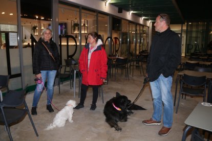 Vecinos desalojados de la urbanización de Mas Mel esperándose al polideportivo municipal de Calafell.