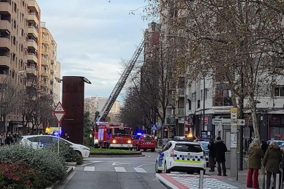 Desplegament dels cossos de seguertat a l'Avinguda Cardenal Vidal i Barraquer per l'incendi d'una vivenda.