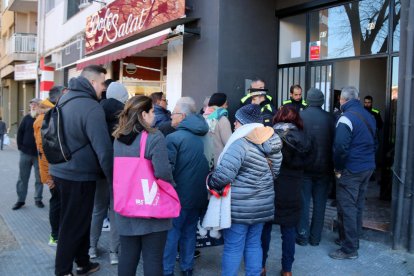 Vecinos evacuados por el incendio producido en Reus esperando para entrar a recikkir medicamentos y mascotas.