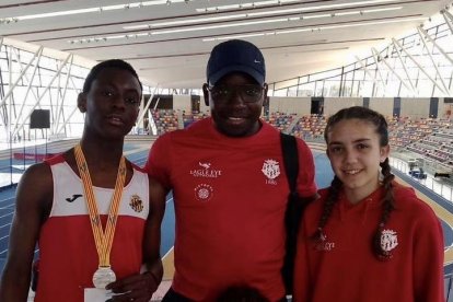 Jeremiah Obro, a la izquierda, con la medalla de plata.