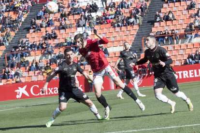 Guillermo Fernández disputando una pelota en el área.