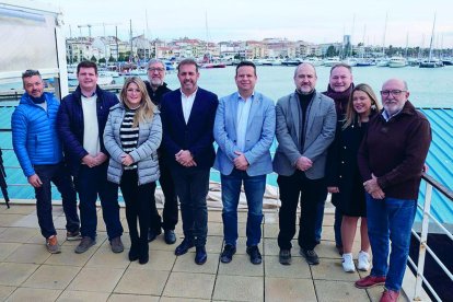 L'alcalde de Cambrils, Oliver Klein, amb la resta de portaveus dels grups de govern.