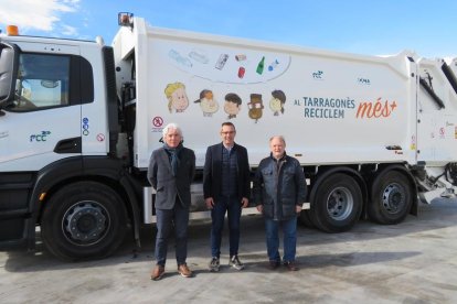 Jesús Padullés, director de la delegació de Catalunya de FCC Medio Ambiente S.A., Óscar Sánchez, president del Consell Comarcal del Tarragonès i Joan Martí Pla, vicepresident primer de l'ens supramunicipal i responsable de l'Àrea de Medi Ambient en l'acte de presentació dels nous vehicles.