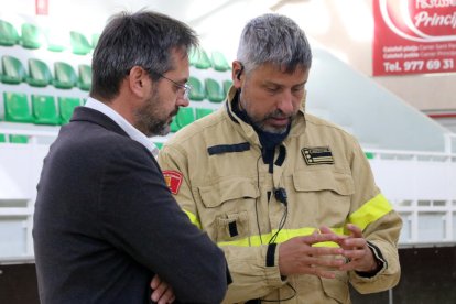 L'inspector de Bombers, Miquel López, parlant amb el delegat del Govern del Penedès, David AL