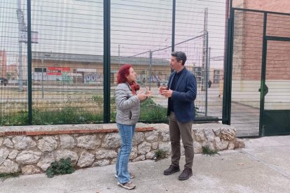 Bárbara Peris y el alcalde, Keneth Martínez, ayer en la estación.