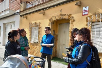 Dos dels voluntaris durant la jornada d'ahir fent una visita als veïns de la Plana.