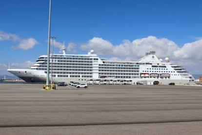 El creuer Silver Moon del grup Royal Caribbean al Moll de Balears del port de Tarragona.