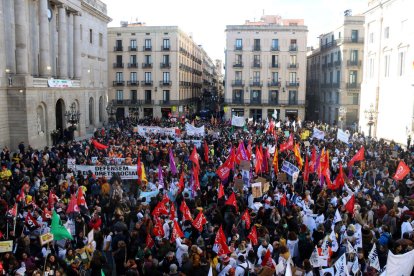 Manifestantes en la plaza Sant Jaume de Barcelona con motivo de la huelga de sanitarios y docentes.