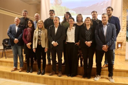 La directora general de Turisme de Catalunya, Marta Domènech amb la resta de representants de la mancomunitat.