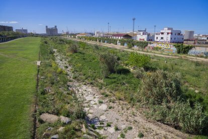 Imatge de la llera del riu Francolí en el seu pas per la ciutat de Tarragona.