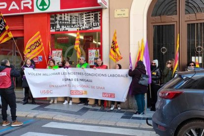 Concentració davant d'una de les botigues SPAR a Tortosa.