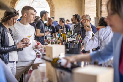 Un grup realitzant un Tast en un celler durant la Fira del Vi de Falset.