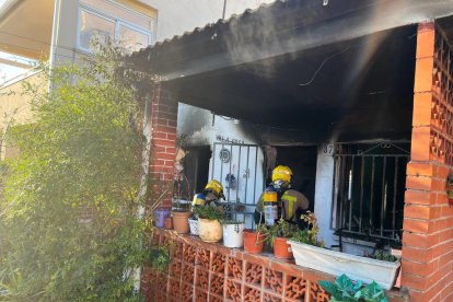 Imagen de los Bomberos en la vivienda incendiada.