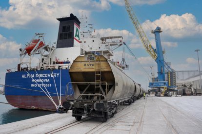 Un vaixell descarregant al Port de Tarragona.