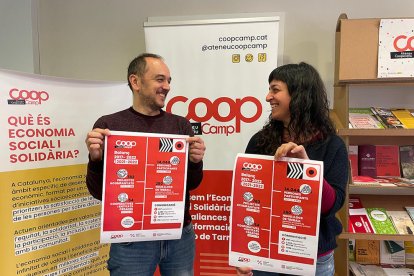 Membres de CoopCamp subjectant un cartell de l'Ateneu.