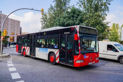 Un autobús de l'EMT al seu pas per la plaça de la Imperial Tàrraco.