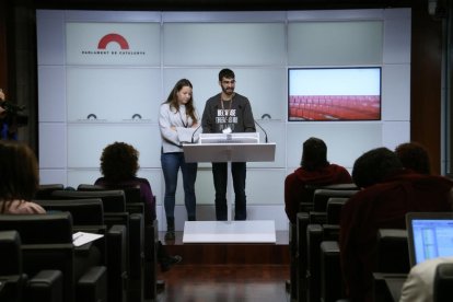 Els membres de la plataforma Aturem Hard Rock Eloi Redon i Anna Recasens, en una roda de premsa al Parlament.