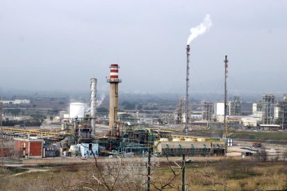 El polígon nord de la petroquímica de Tarragona vist des de Puigdelfí.