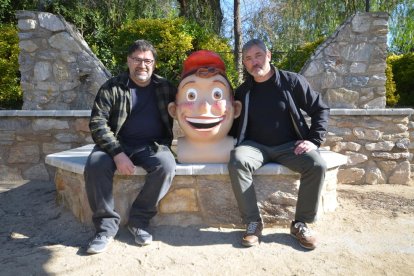 Roger Roig i Hugo Prades amb el capgròs del Patufet, aquest dijous a Valls.