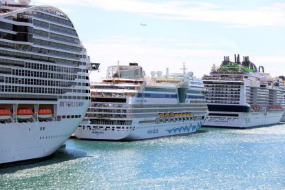 Tres creuers al Port de Barcelona.