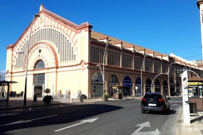 La avenida Generalitat de Tortosa en la zona del Mercado Municipal.