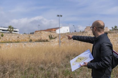 El regidor Hermán Pinedo assenyalant la zona on s'ubicarà l'escenari mòbil plantejat.