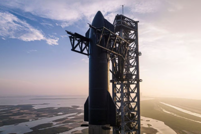 Imagen de la nave Starship acoplada a lo alto del propulsor Super Heavy, en la plataforma de lanzamiento de la base de SpaceX en Texas.