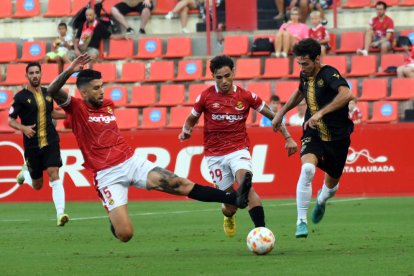 Los defensores grana sufrieron duro en el partido de ida contra la velocidad del ataque del rival.