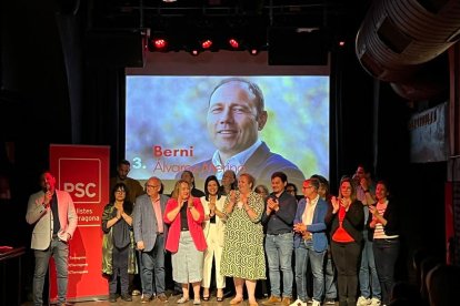 Rubén Viñuales acompanyat de la resta dels integrants de la formació socialista a la Sala Zero.