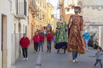 El pasacalle de elementos populares celebrado ayer por la mañana.