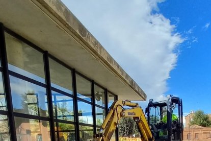 Una máquina llevando a cabo las obras en la Estación Potabilizadora de Aigües de Reus.