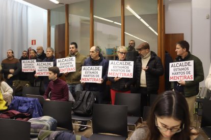 Els treballadors de la brossa amb pancartes durant el plenari municipal a la sala d'actes de l'Institut Municipal d'Educació.