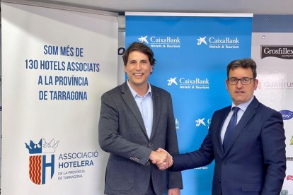 El director territorial Cataluña de CaixaBank, Josep Mª González, y el presidente de la AEHT, Francesc Pintado.