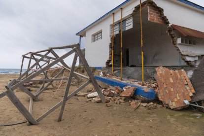 Encara es pot veure el magatzem esfondrat del Club de Vela Platja Llarga on guardaven caiacs, els quals s'han hagut de redistribuir.