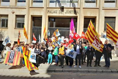 Imagen de los funcionarios judiciales concentrados en Tarragona.