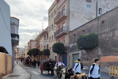 La desfilada dels Tres Tombs en un tram del recorregut pels carrers del municipi.