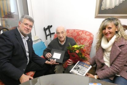 Pau Ricomà y María José López visitaron a Joaquim Porqueres para felicitarle por sus 100 años.