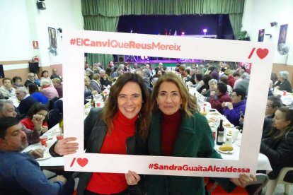 Sandra Guaita y Raquel Sánchez en la Fiesta de las Personas Mayores promovida por el PSC en el Centro Cultural Extremeño de Reus.