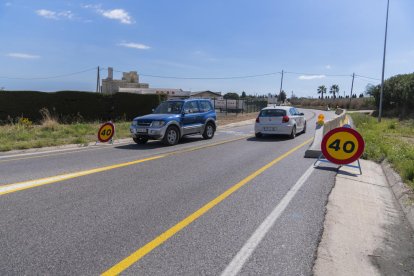 Els treballs previs a la construcció del carril bici ja estan en marxa.