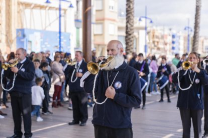 Les bandes van tocar el timbal, la corneta i els sacs de gemecs ahir a la pèrgola del Serrallo.