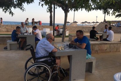 L'Hospitalet de l'Infant va col·locar tres taulers d'escacs l'any passat davant de la plaça dels Pins.