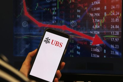 Una pantalla de móvil con el logo de UBS este lunes.