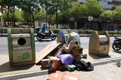 Imatge d'arxiu de brossa fora dels contenidors al barri de Sant Pere i Sant Pau.