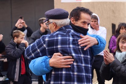 Un dels veïns del barri de Torreforta abraça al Youssef després de conèixer l'anunci del jutge d'aturar el desnonament.