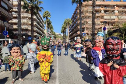 Los participantes de la XXXVI Trobada de Gegants durante un tramo del recorrido.