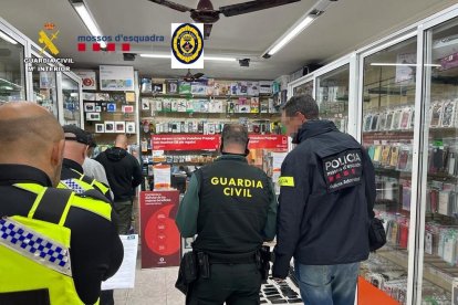 La Guàrdia Civil, els Mossos d'Esquadra i la Policia Local durant la inspecció