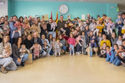 Fotografia dels nens nascuts duant l'any passat juntament amb les sevs famílies.