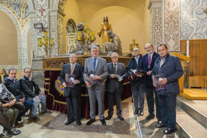 Carles Baches i Joaquim Julià en l'acte de presentació de l'opuscle de l'Associació de La Salle.